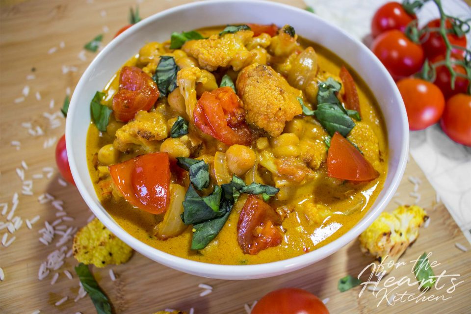 Gelbes Kichererbsen Curry mit geröstetem Blumenkohl