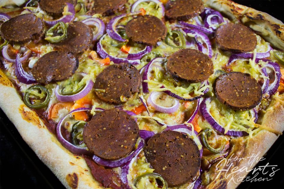 Pizza Diavolo mit Peperoniwurst, roten Zwiebeln, Paprika und Jalapeñoscheiben