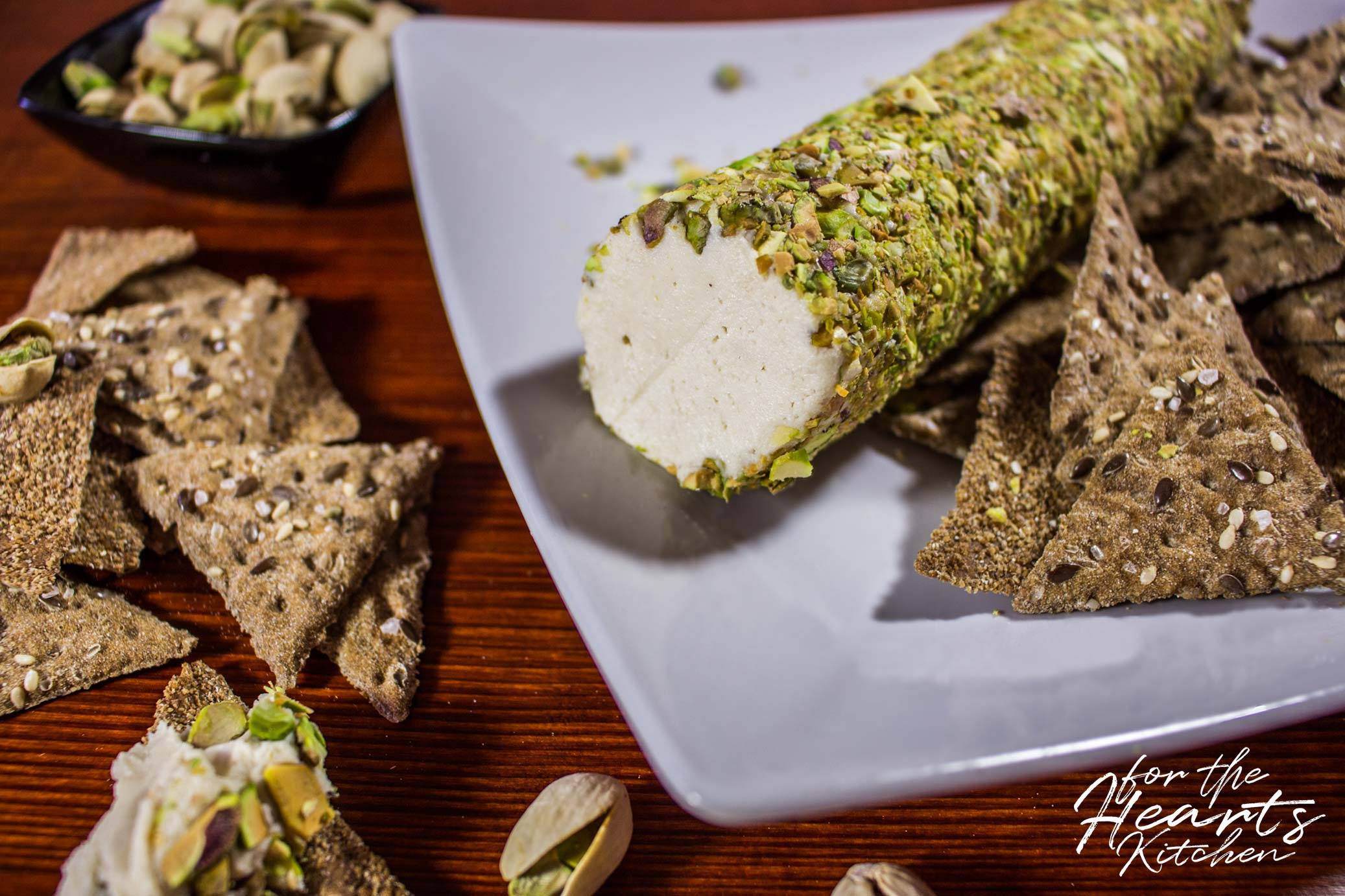 Veganer Ziegenfrischkäse im Pistazienmantel - for the Hearts Kitchen ...
