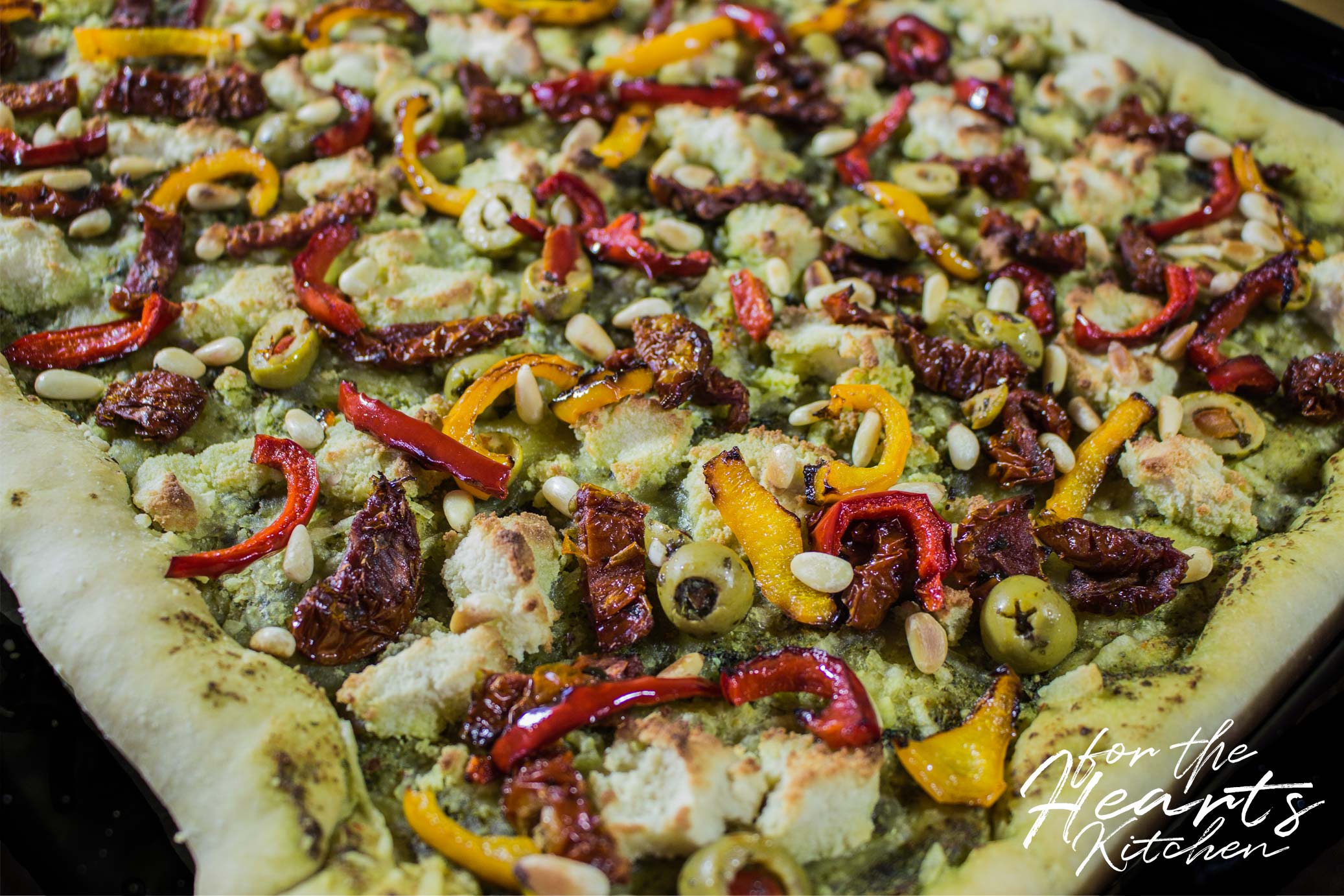 Pizza alla Genovese mit Basilikum-Pesto, gerösteter Paprika ...