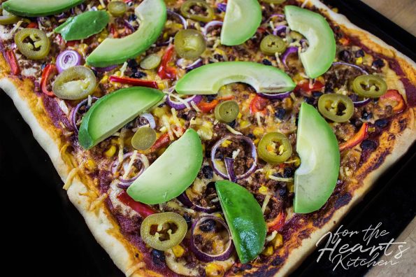 Feurige Pizza Mexicana mit frischer Avocado und eingelegten ...