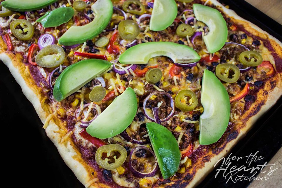 Feurige Pizza Mexicana mit frischer Avocado und eingelegten ...