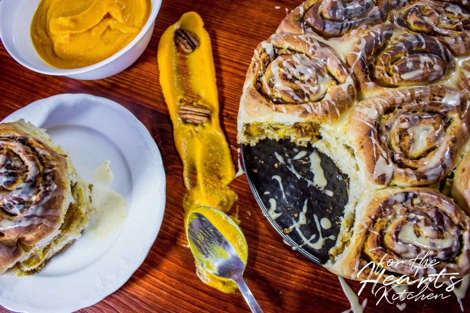 Vegan Pumpkin Pecan Cinnamon Rolls – Vegane Kürbis-Pekannuss-Zimtschnecken