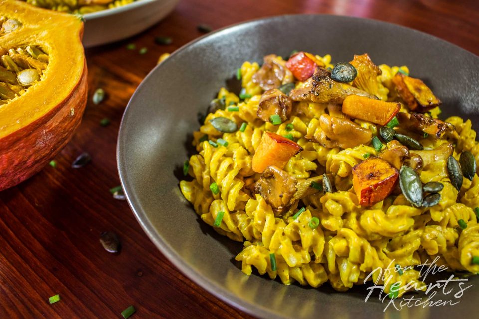 Herbstliche Pasta mit Kürbis Sauce und gebratenen Pfifferlingen