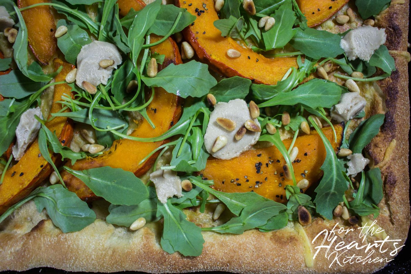 White Pizza mit karamellisiertem Kürbis, veganen Ziegenfrischkäsetupfen ...