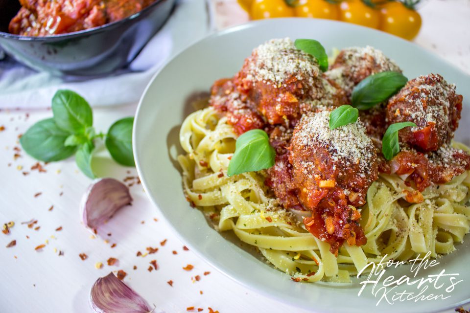 Vegan Italian Meatballs in Marinara Sauce – Vegane Italienische Fleischbällchen in Marinara Soße