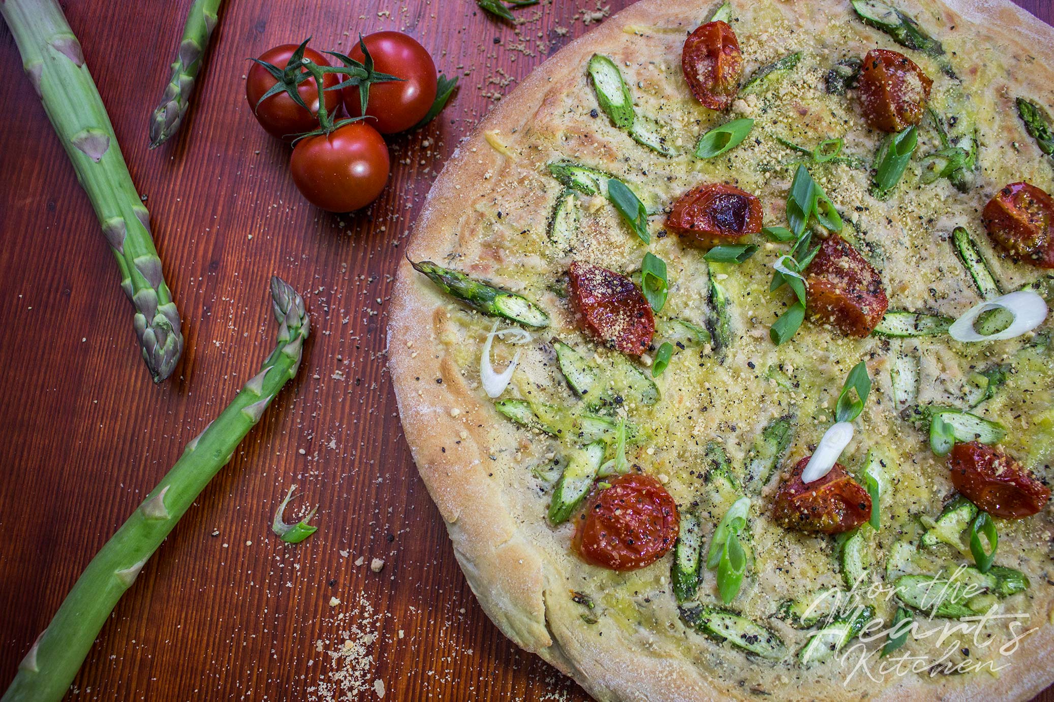 White Pizza mit mariniertem grünem Spargel, Zitronen-Thymian Cashew ...