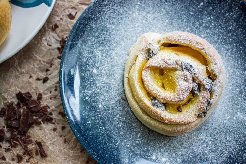 Einfache vegane Puddingschnecken mit Schoko Chunks