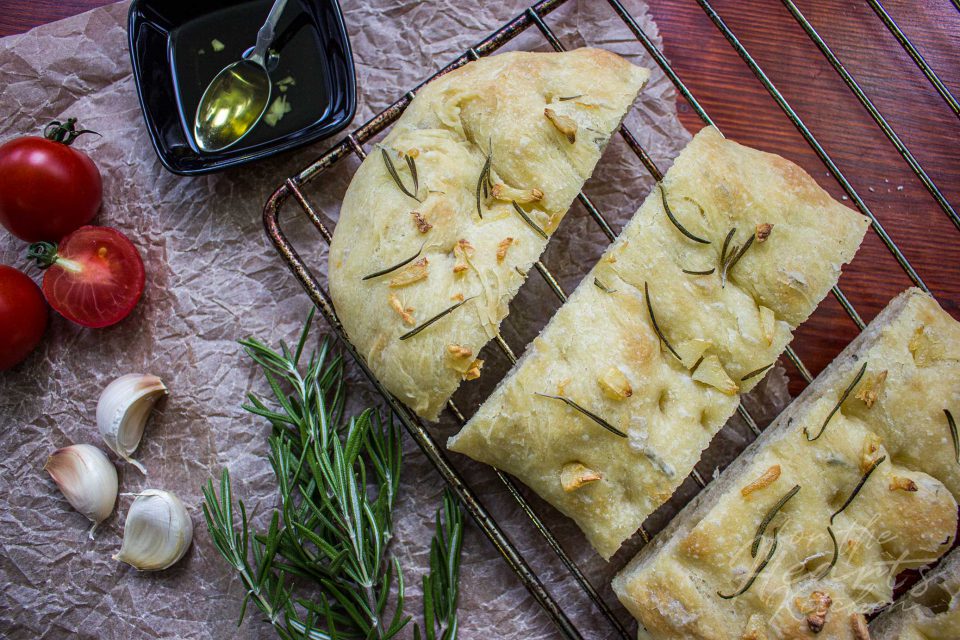 Focaccia mit Rosmarin und geröstetem Knoblauch