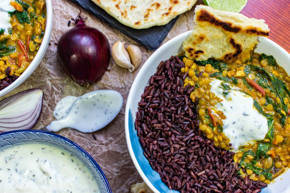 Indisches Spinat-Linsen-Dal mit Minzjoghurt