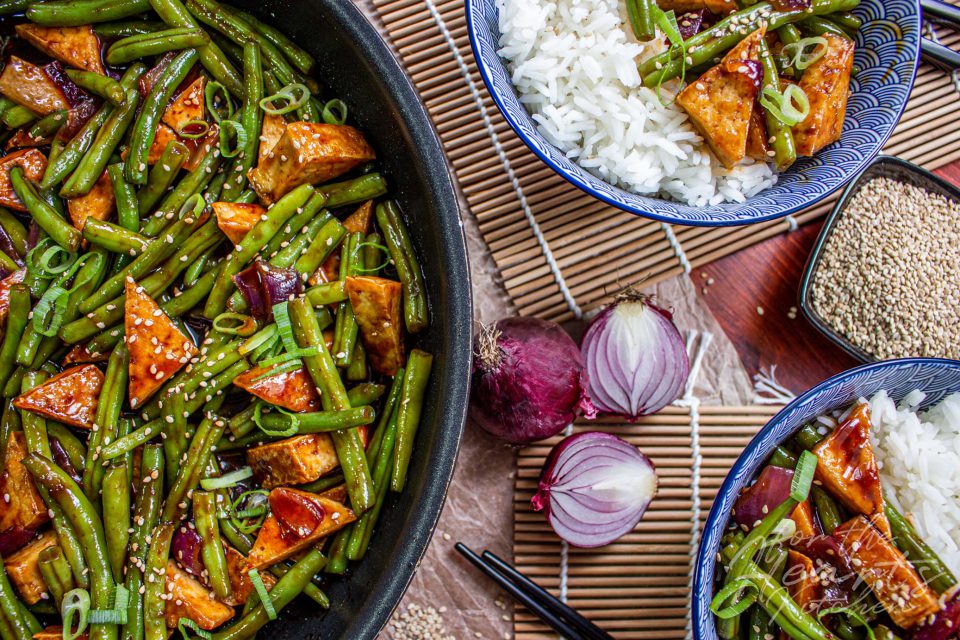 Knuspriger Sweet Chili Tofu mit grünen Bohnen for the Hearts Kitchen