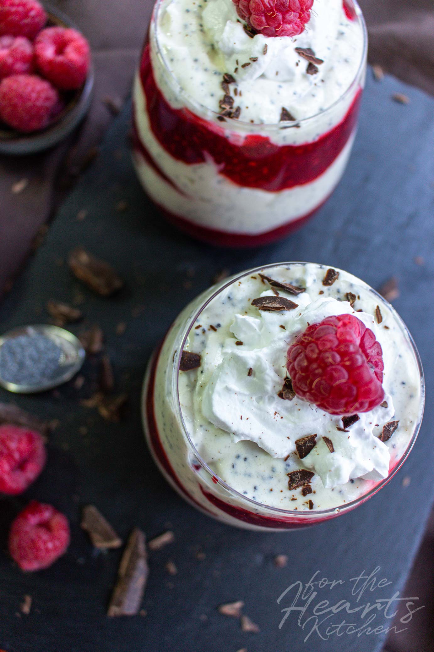 Vegane weiße Schoko Mohn Mousse mit fruchtigem Himbeerpüree - for the ...