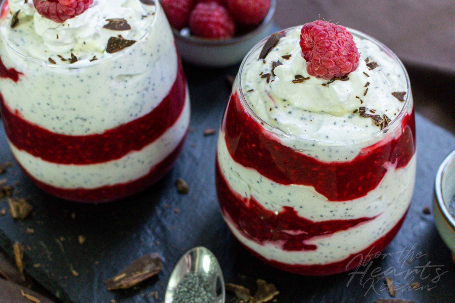 Vegane weiße Schoko Mohn Mousse mit fruchtigem Himbeerpüree - for the ...