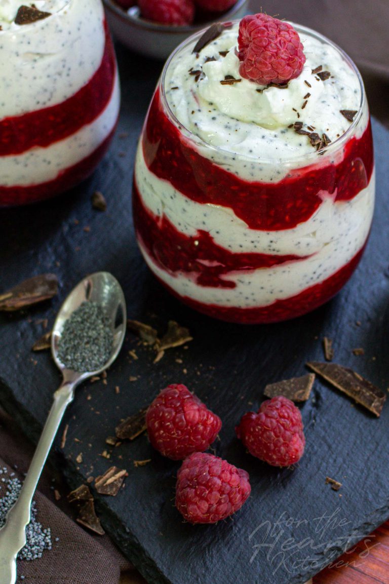 Vegane weiße Schoko Mohn Mousse mit fruchtigem Himbeerpüree - for the ...
