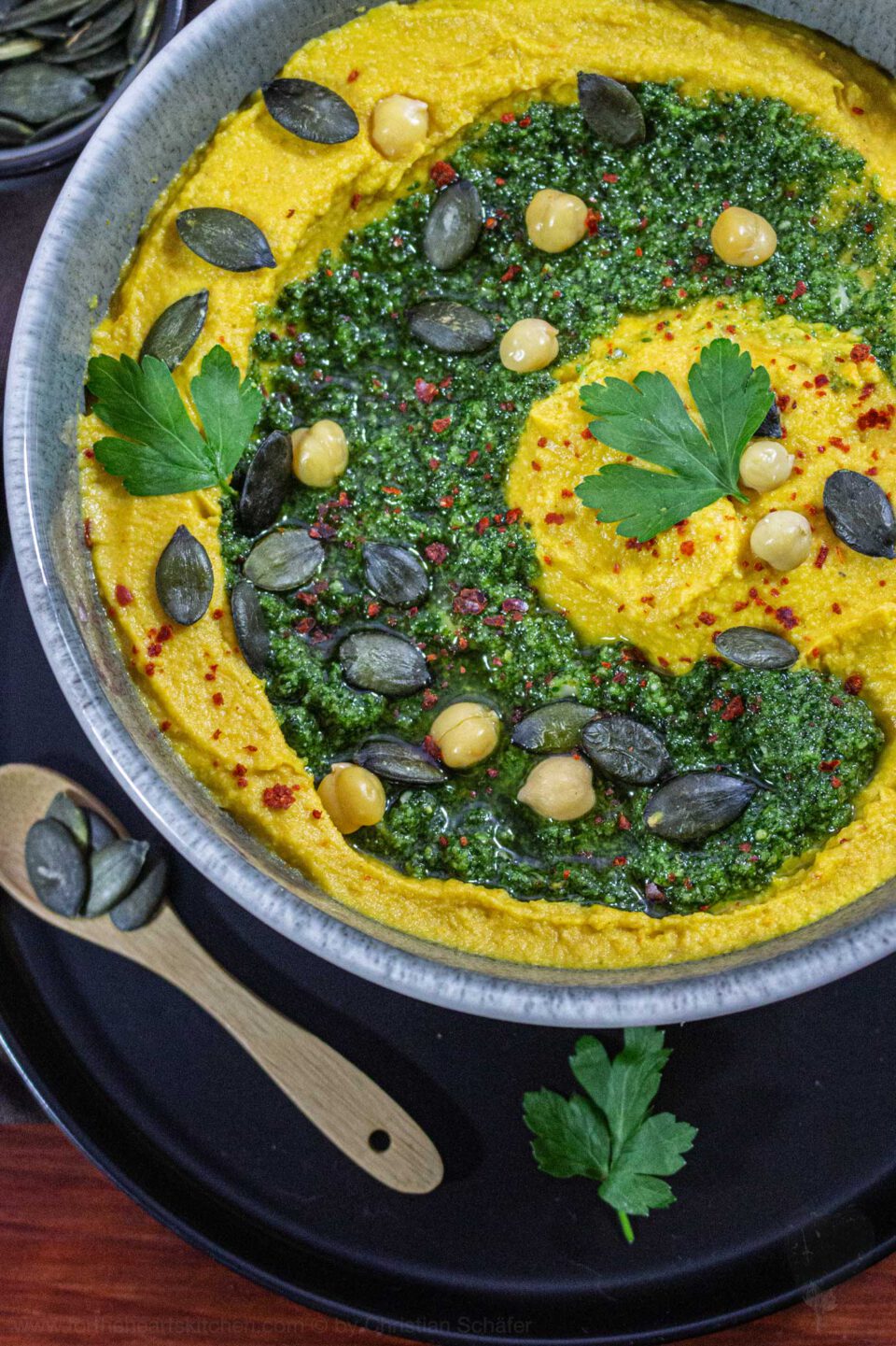 Gerösteter Kürbis Hummus mit Petersilien-Kürbiskern-Pesto - for the ...