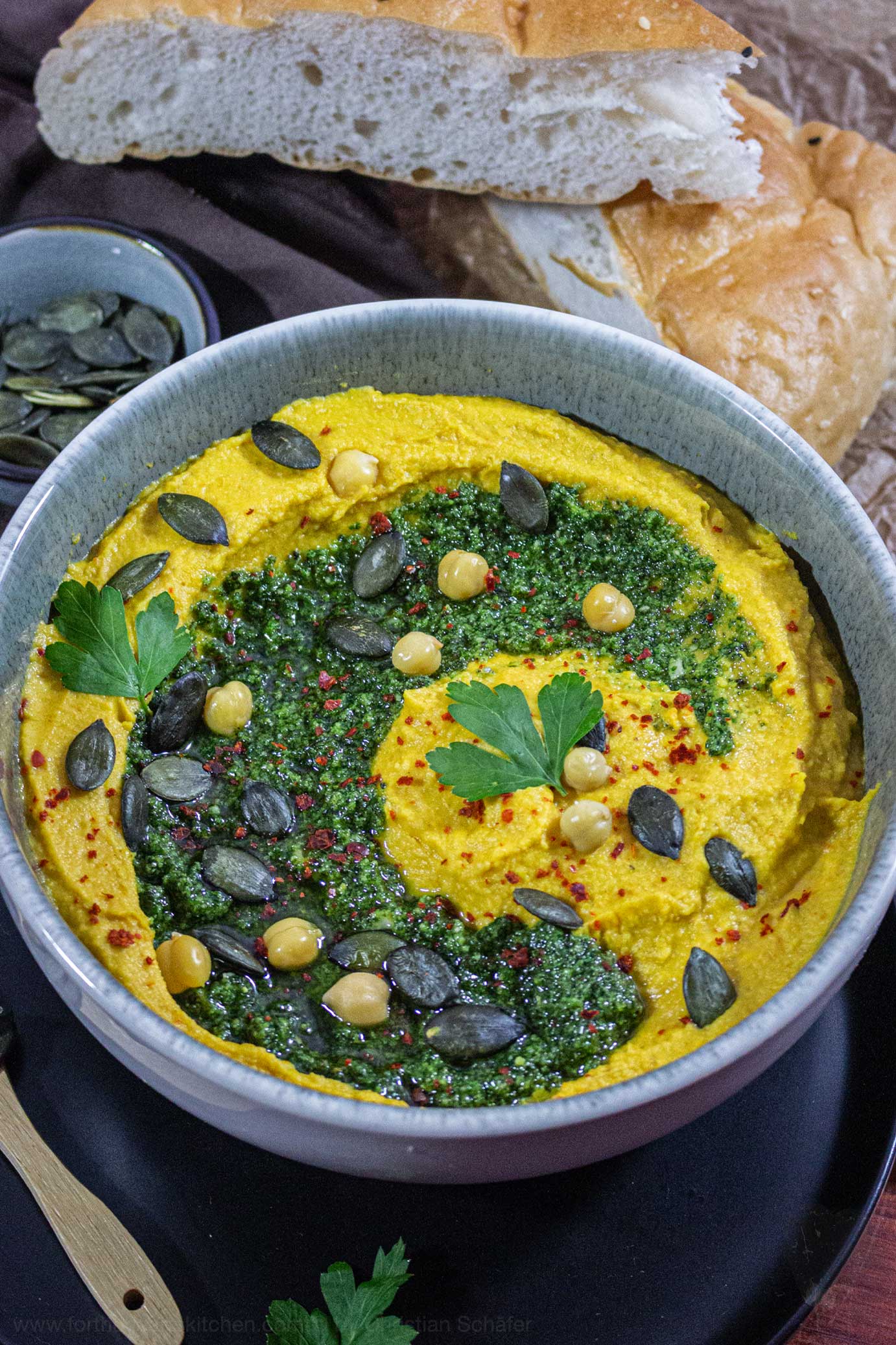 Gerösteter Kürbis Hummus mit Petersilien-Kürbiskern-Pesto - for the ...