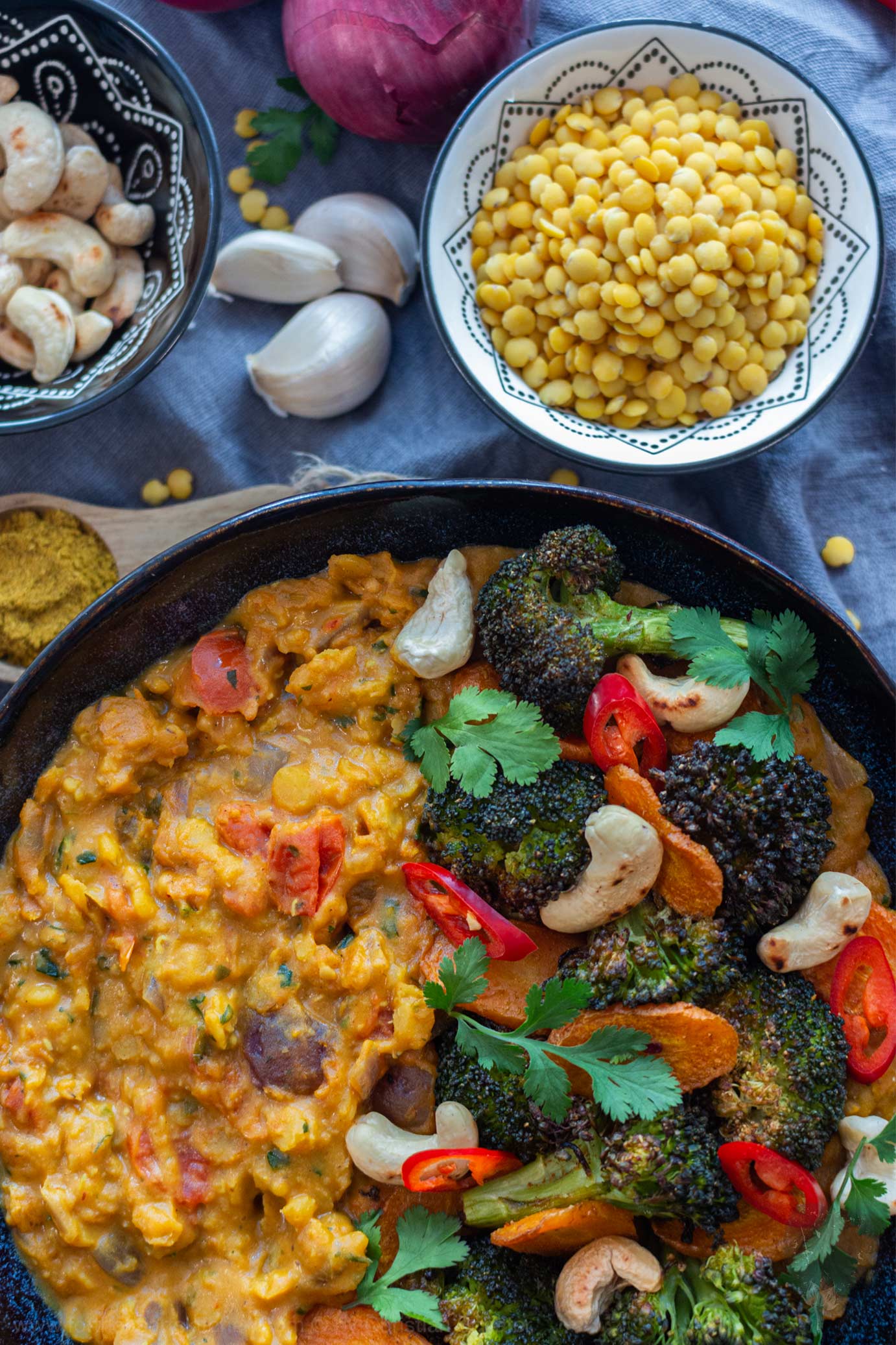 Indisches Linsen-Dal mit geröstetem Masala Gemüse